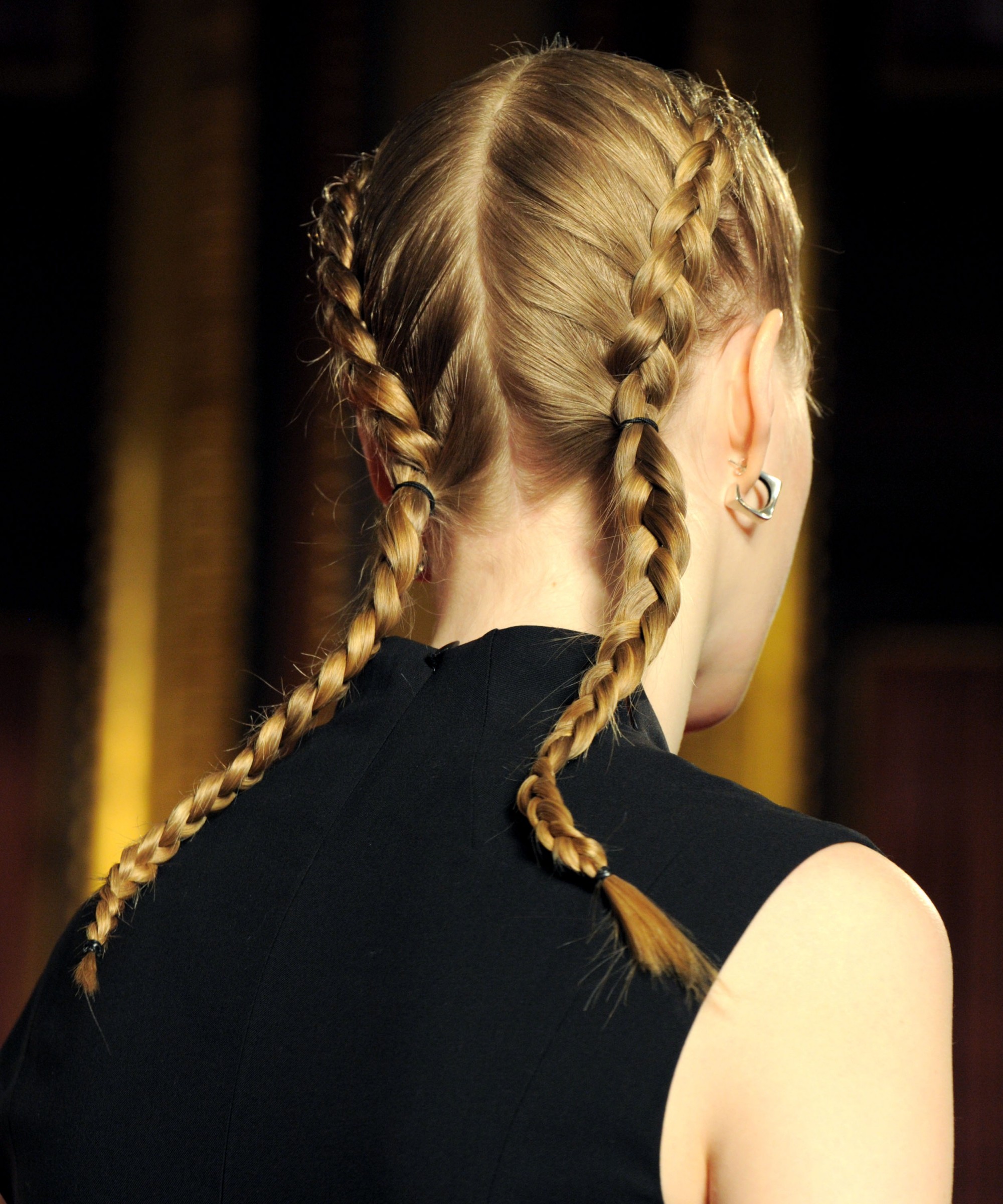 La tresse de boxeuse la coiffure de cet hiver. Un mannequin lors du show